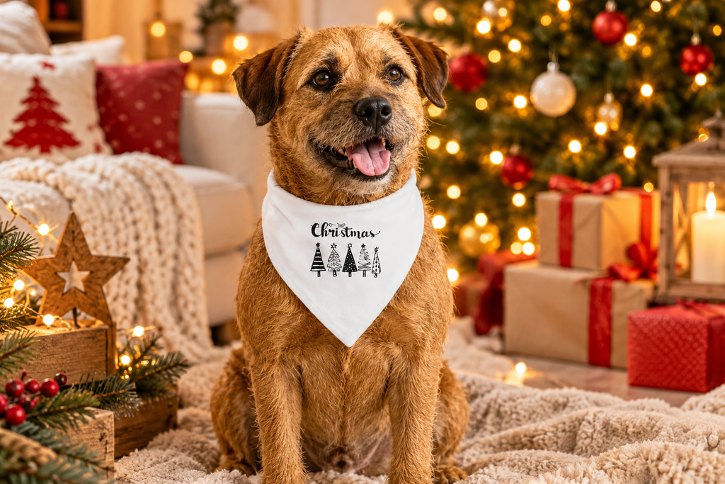 fröhlicher hund mit weihnachtsbandana